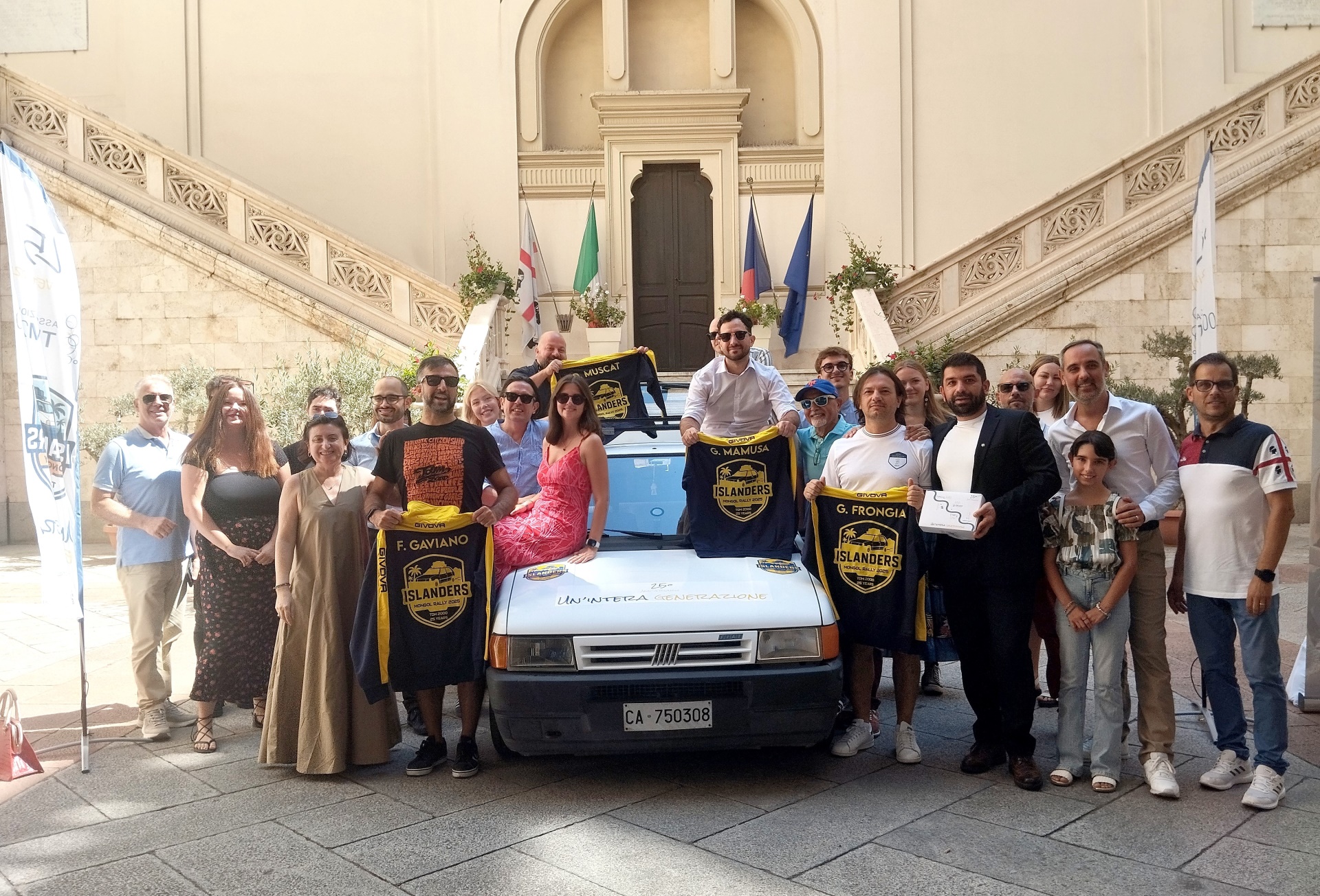 La Fiat Uno e il team Islanders in Municipio