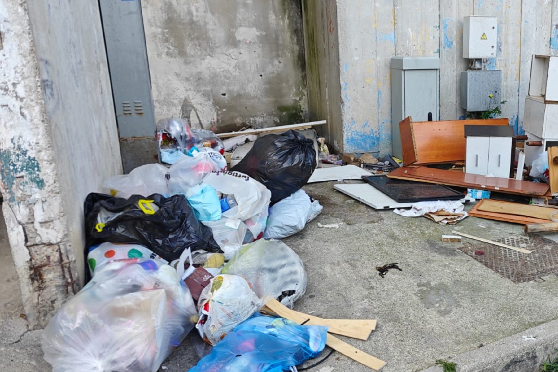 Rifiuti abbandonati a Sant'Elia