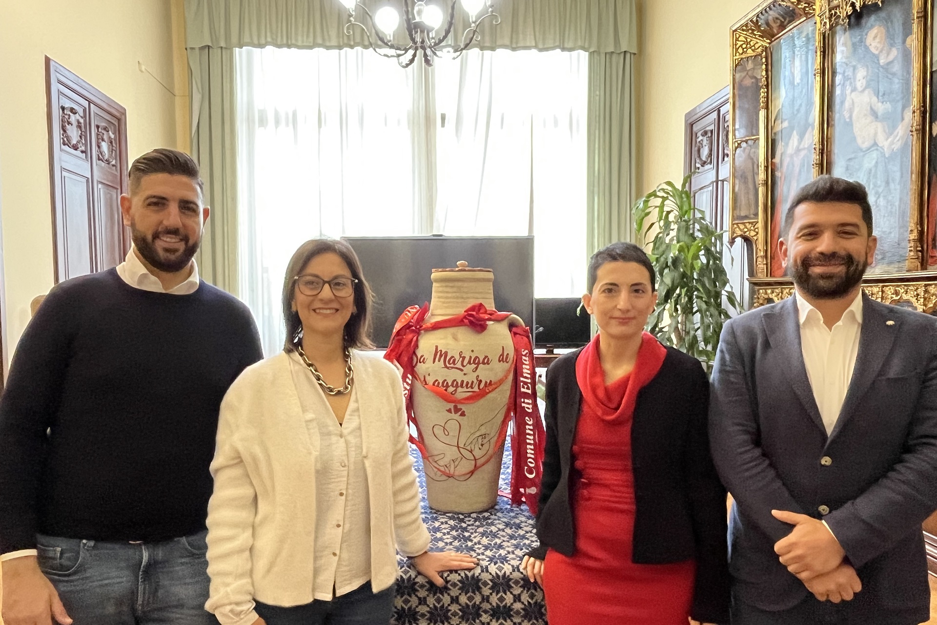Marco Benucci e Giulia Andreozzi ricevono Sa Mariga de S'agiudu dai rappresentanti del Comune di Elmas