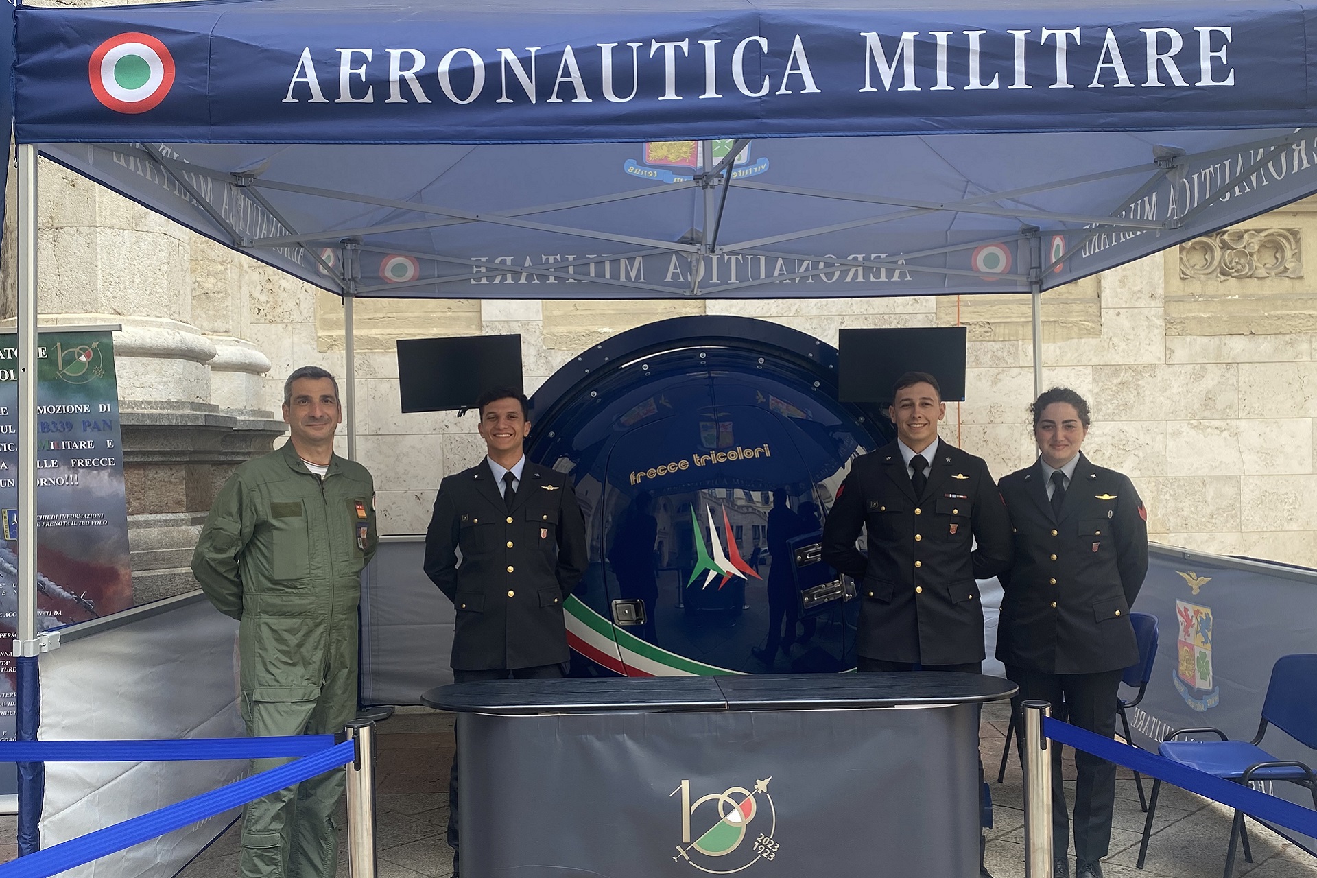 Il simulatore di volo e i rappresentanti dell'Aeronautica Militare in Municipio
