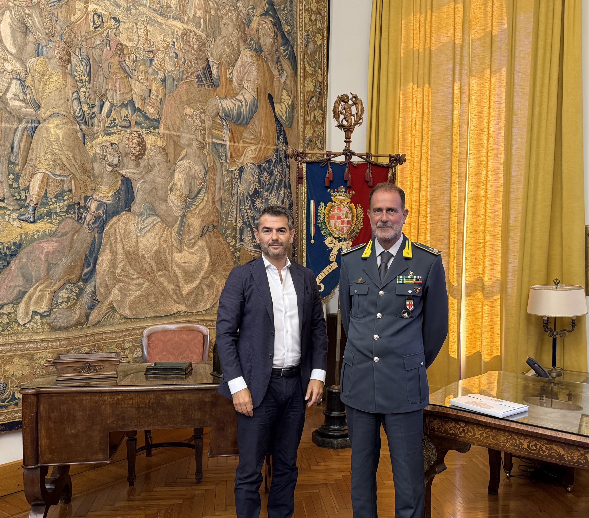 Il sindaco Massimo Zedda e il generale Danilo Massimo Cardone, nuovo comandante provinciale della Guardia di Finanza
