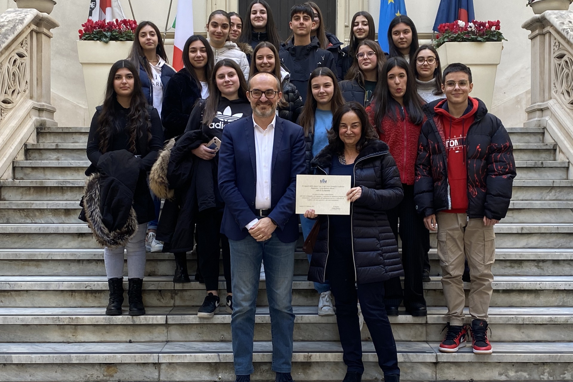 Il Sindaco Paolo Truzzu e e la classe 1^AL dell'Alberti