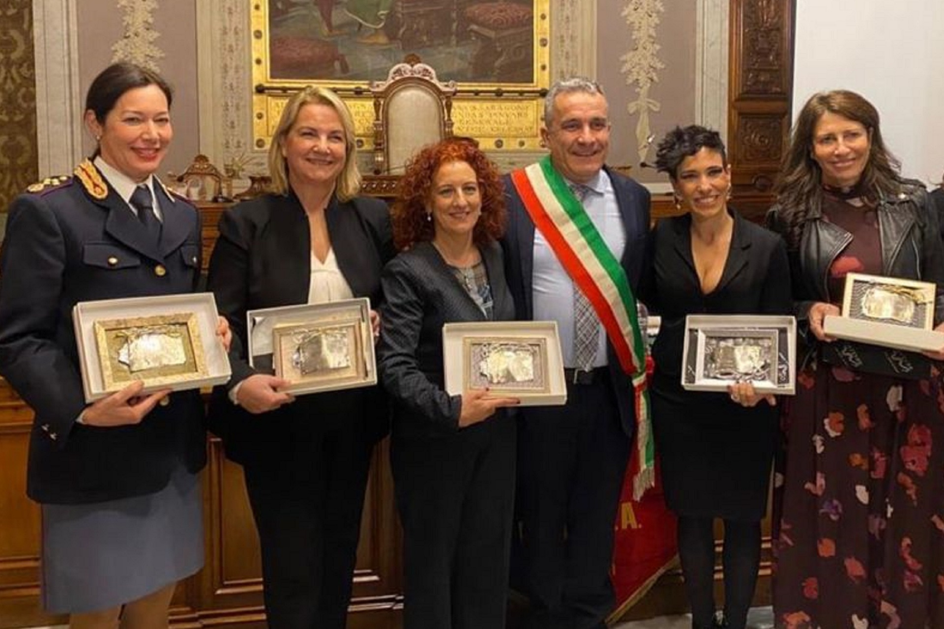 Viviana Lantini e le altre premiate con Silvano Arru
