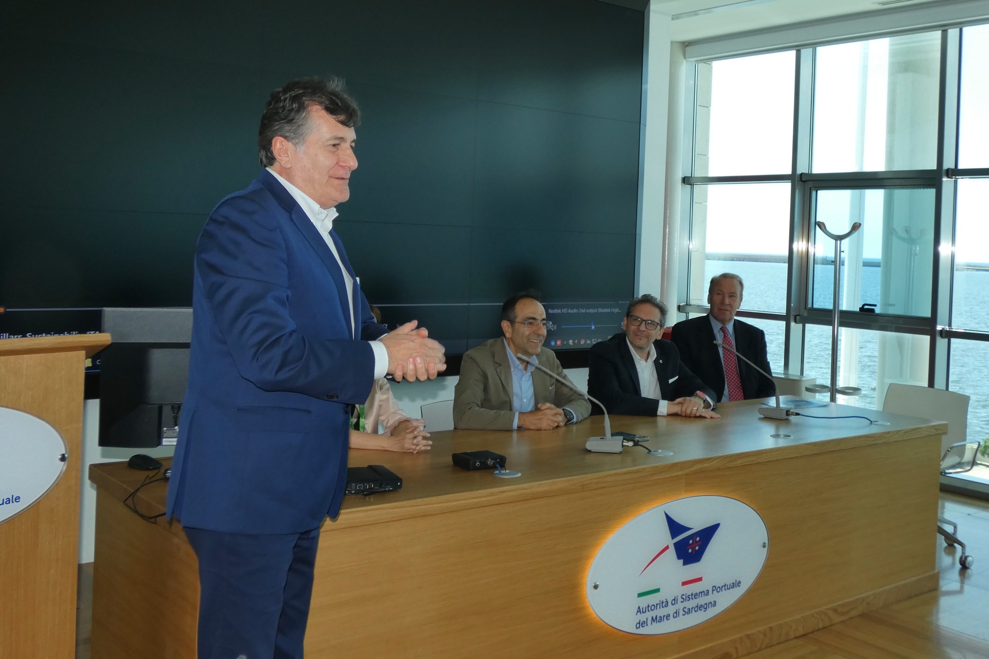 Edoardo Tocco alla conferenza stampa nel Terminal Polifunzionale del Molo Ichnusa