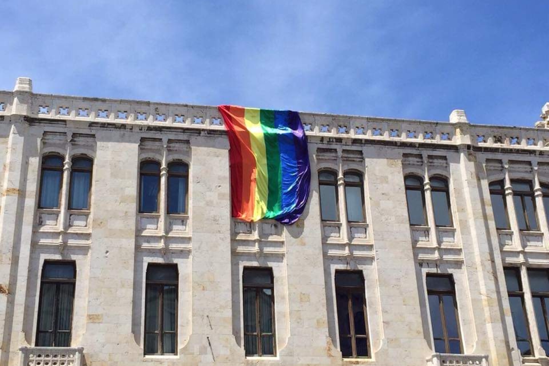 La bandiera arcobaleno nel Palazzo Civico