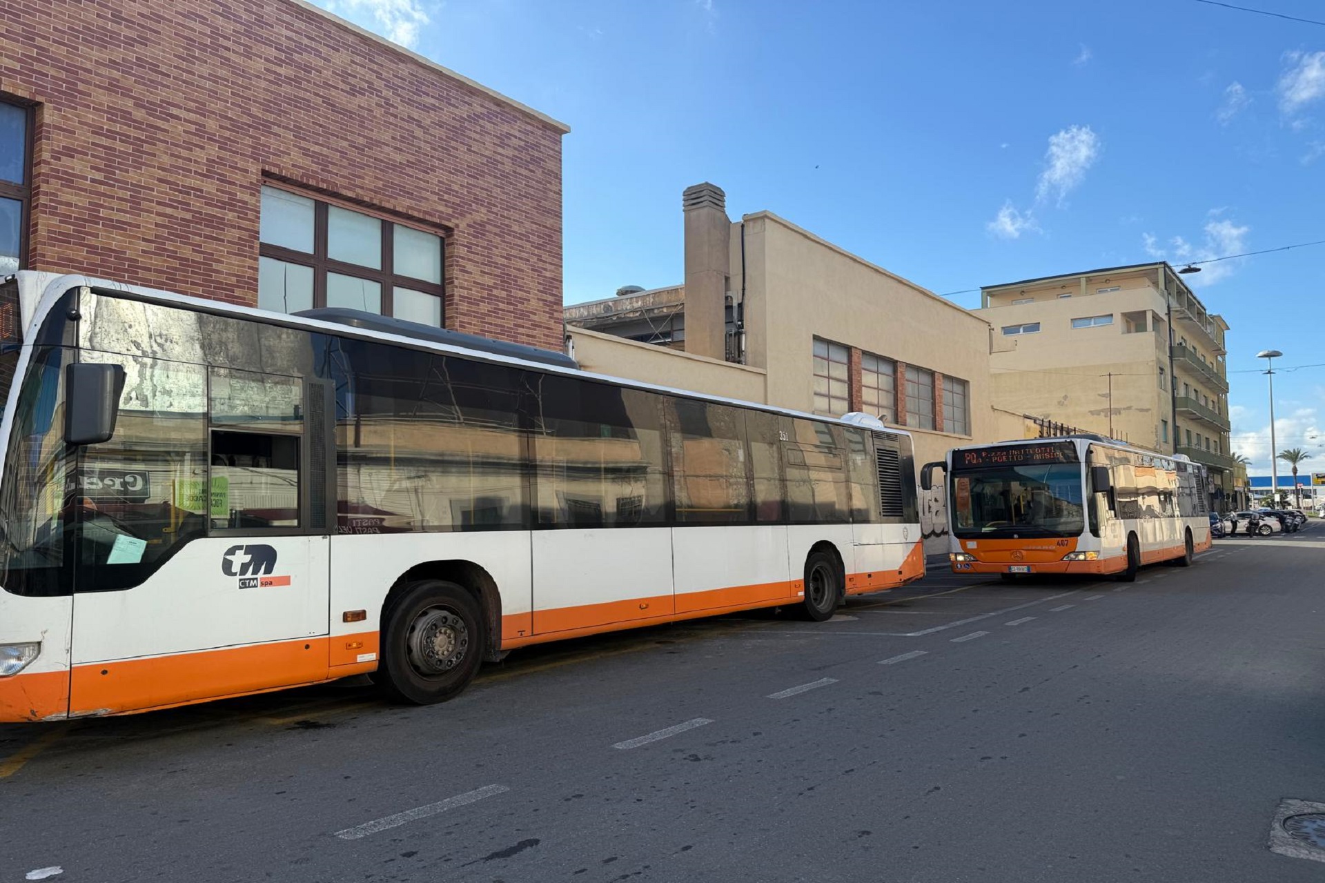 Il capolinea delle linee PF e PQ in via Sassari