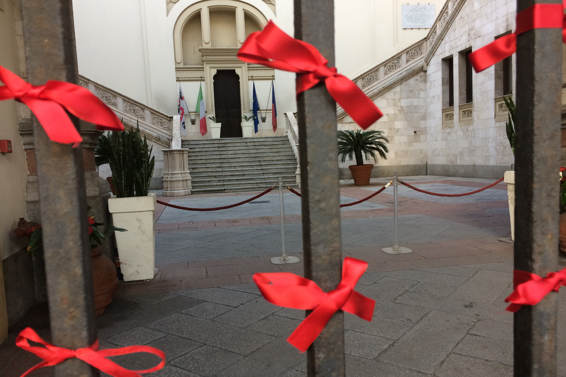Nastri rossi contro la violenza sulle donne